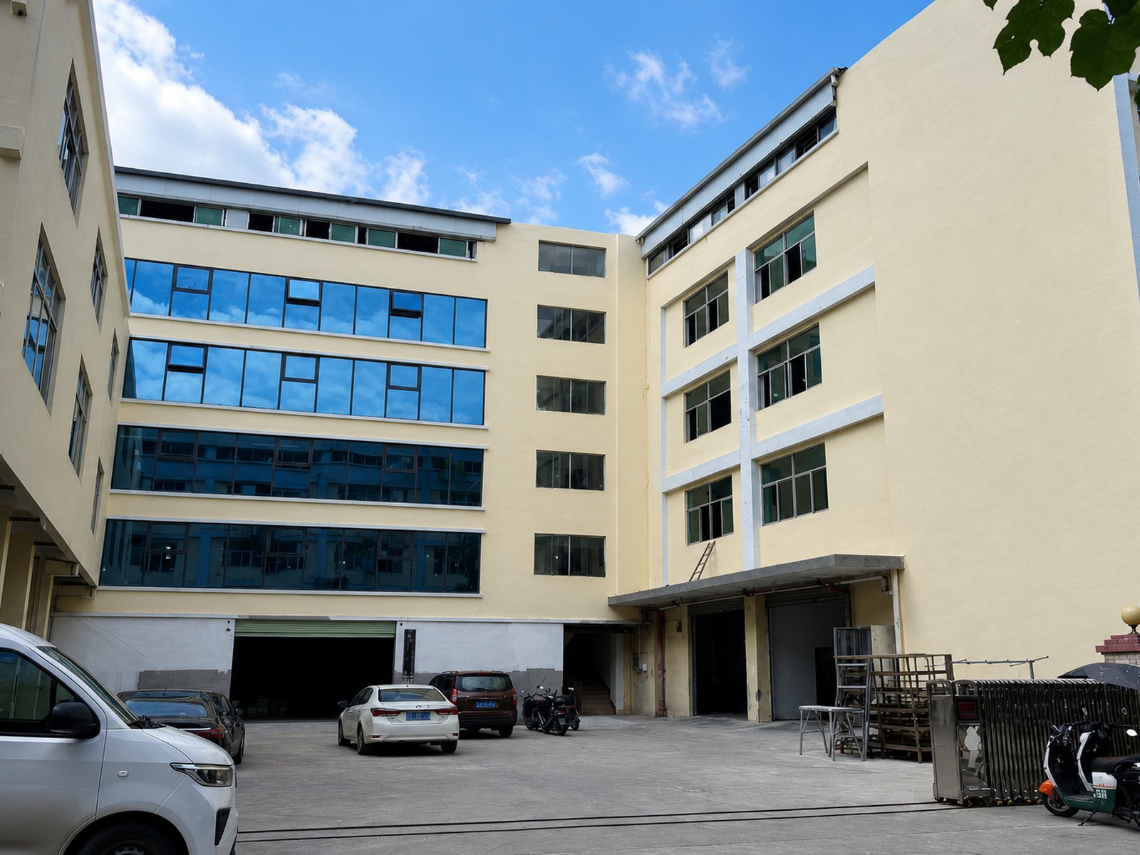 Katehandbag Guangzhou factory building and courtyard