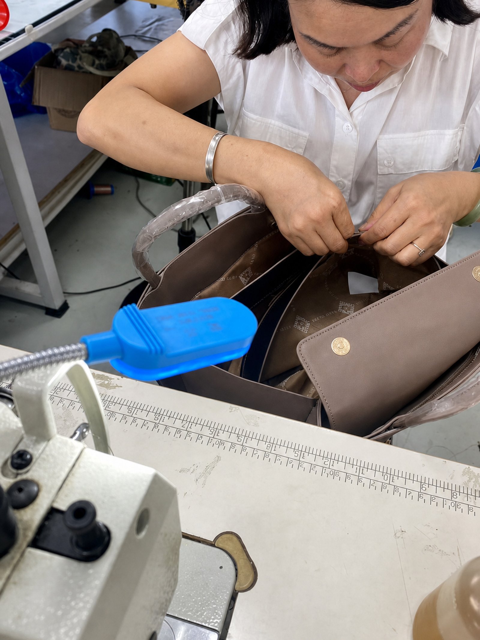 Katehandbag artisan assembling handbag hardware
